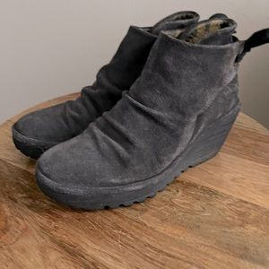 Size 38 suede boots. Super comfortable and they go with lots of looks!
